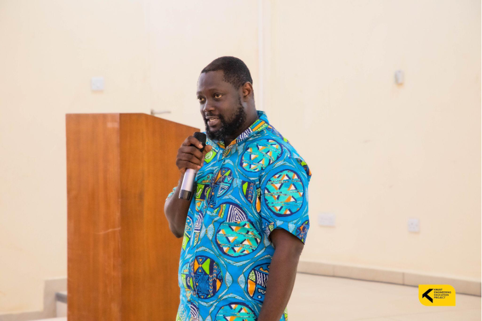 Dr. Kwadwo Mensah Darkwa addresses the students on the various projects at KEEP.