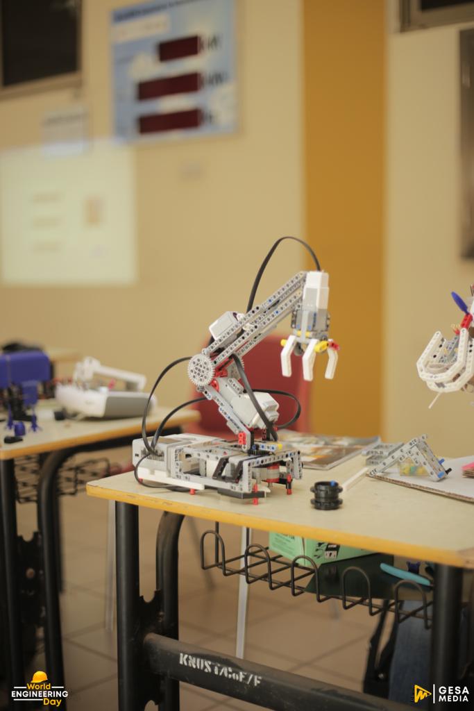Robotic Arm built from the Lego ev3 kit